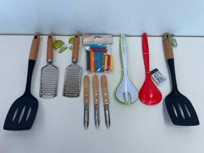 de nombreux ustensiles de cuisine accrochés au mur