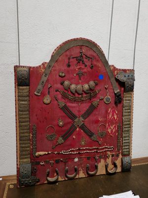 une plaque rouge sur laquelle figurent deux épées croisées