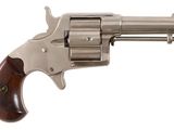gros plan d'un revolver sur fond blanc