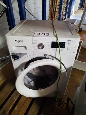 une machine à laver posée sur un parquet