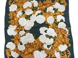 un foulard carré orné de fleurs blanches et de feuilles dorées sur fond vert