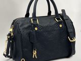 Sac à main Louis Vu Vu en cuir noir avec finitions dorées