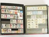 un livre ouvert, orné de timbres, posé sur une surface blanche