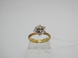 une bague en or jaune avec un diamant au centre