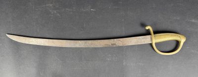 une photo d'un couteau qui a l'air très ancien, posé sur une table