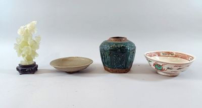 trois petits vases et un petit bol sur la table