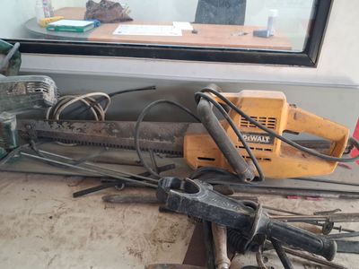 tout un tas d'outils posés sur la table