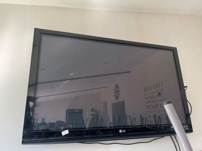 une télévision à écran plat fixée au mur au-dessus d'une table