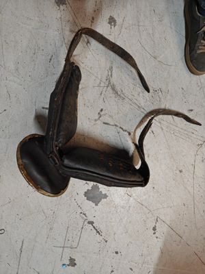 une paire de chaussures posée par terre à côté d'une autre paire de chaussures