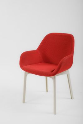 une image représentant une chaise rouge aux pieds blancs sur fond blanc