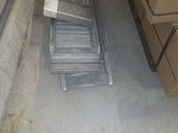 une pile de cartons empilés les uns sur les autres par terre dans un entrepôt