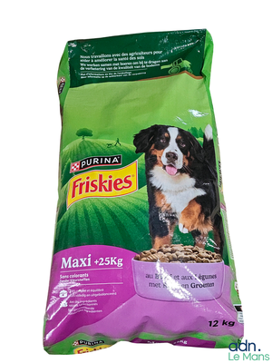 le sac de croquettes est posé sur une surface blanche