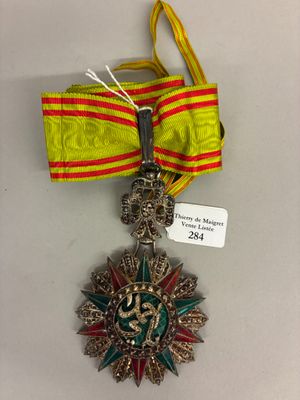 Gros plan sur une médaille entourée d'un ruban