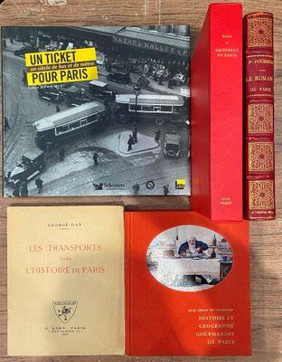 plusieurs livres posés sur une table, avec une photo d'un bus en arrière-plan