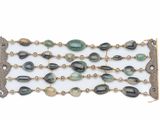 gros plan d'un bracelet sur fond blanc