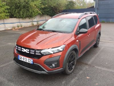 une voiture rouge garée dans un parking