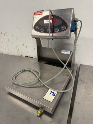 l'image d'une machine posée sur une table