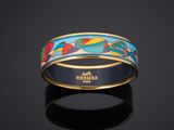 un bracelet en or et émail orné d'un motif représentant un bateau