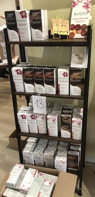 de nombreuses boîtes de chocolats sur les rayons du magasin
