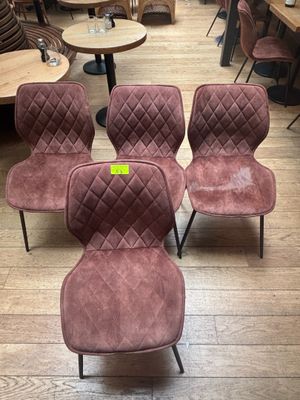quatre chaises et une table dans une pièce où se trouvent des tables et des chaises