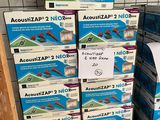 plusieurs cartons contenant divers appareils électroniques, empilés les uns sur les autres