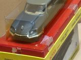 une voiture jouet posée sur une boîte sur une table