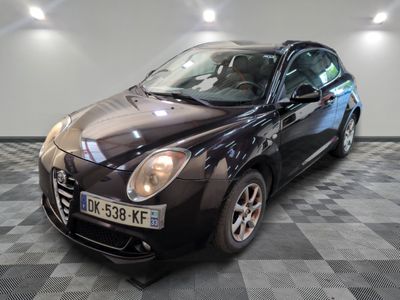 la photo d'une voiture noire garée dans un garage