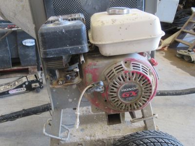 un petit moteur posé sur le sol