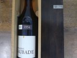 une bouteille de vin dans un coffret en bois sur une table