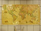 une carte du monde accrochée au mur de la salle de bains