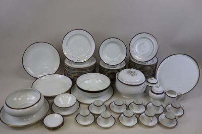beaucoup d'assiettes et de bols blancs et noirs sur la table