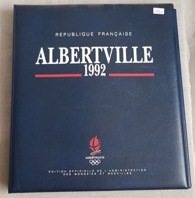 une image représentant un livre bleu orné d'un logo rouge et blanc