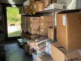 de nombreuses caisses empilées les unes sur les autres dans un local de stockage