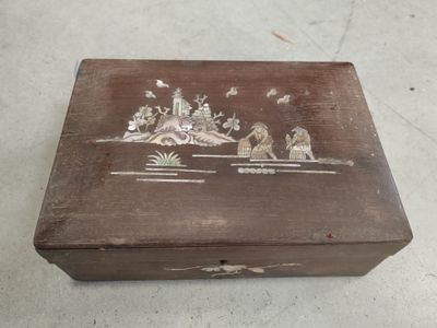une petite boîte en bois avec un tableau dessus