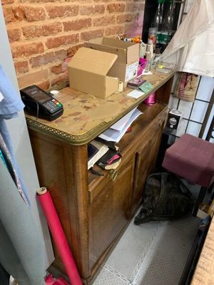 un chat allongé par terre à côté d'une commode
