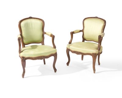 paire de fauteuils de style Louis XV avec revêtement vert, revêtement vert, revêtement vert, revêtement vert, revêtement vert, revêtement vert, revêtement vert