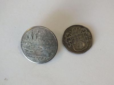 deux pièces de monnaie placées l'une à côté de l'autre sur une table