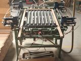 une image d'une machine qui travaille sur un morceau de bois