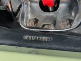 un gros plan du moteur d'une voiture avec un bouton rouge