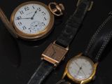 trois types de montres différents sur un fond noir