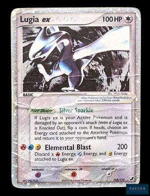 gros plan d'une carte pokemon sur fond noir