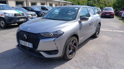 l'avant d'un SUV argenté garé sur un parking