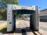 une station de lavage automobile au bord de la route