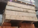 une pile de palettes en bois empilées les unes sur les autres