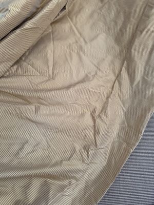 un chat allongé sur un lit recouvert d'une couverture