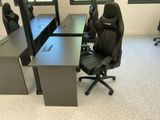un bureau avec une chaise et un ordinateur dessus
