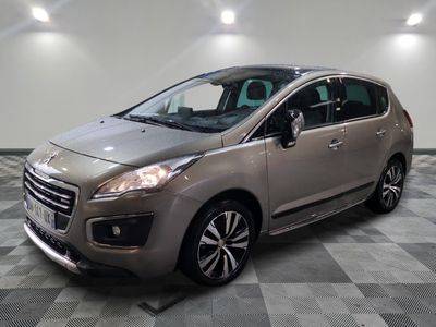 la voiture argentée est garée dans le garage sur un sol en damier