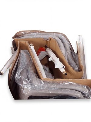 une boîte en carton contenant un certain nombre d'objets