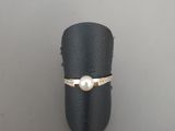 Gros plan sur une bague ornée d'une perle