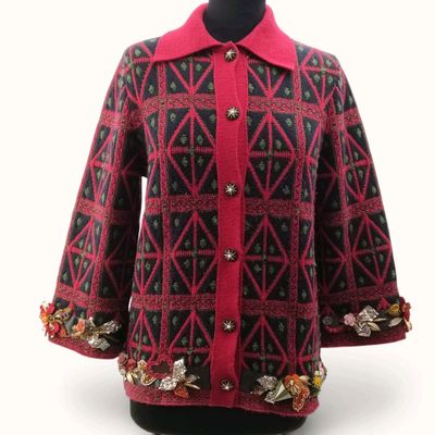 une photo d'une veste rouge et noire sur un mannequin